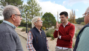 Román García felicita al nuevo alcalde de Renera, Luis Pérez, poniendo en valor el trabajo del anterior, Emilio Boluda