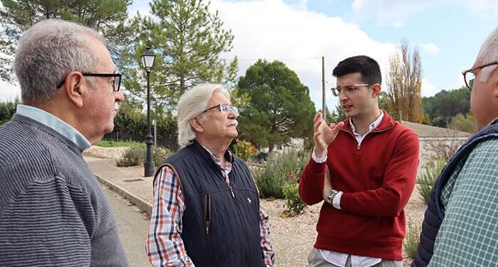Román García felicita al nuevo alcalde de Renera, Luis Pérez, poniendo en valor el trabajo del anterior, Emilio Boluda
