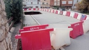 Cortado al tráfico de peatones el puente de la carretera CM-215 en Landete