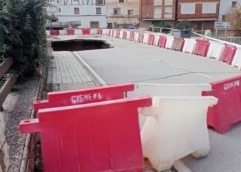 Cortado al tráfico de peatones el puente de la carretera CM-215 en Landete 3 Cortado al tráfico de peatones el puente de la carretera CM-215 en Landete