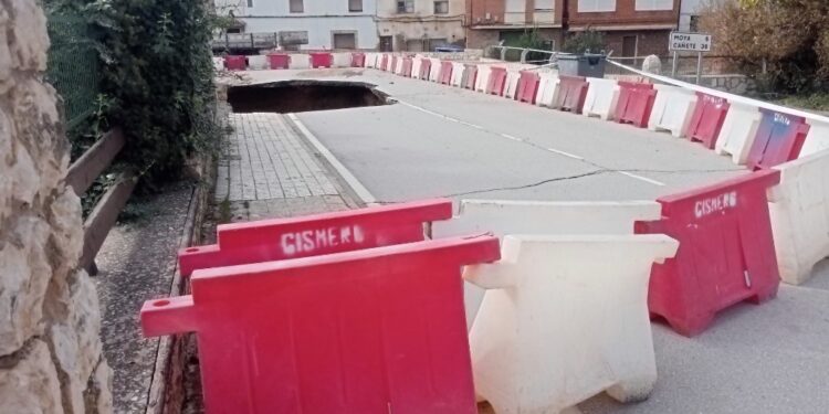 Cortado al tráfico de peatones el puente de la carretera CM-215 en Landete