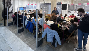 Tomás Bux imparte un taller de cerámica con niños y personas mayores dentro del programa de Entre Generaciones de la Diputación en El Mirador