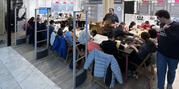 Tomás Bux imparte un taller de cerámica con niños y personas mayores dentro del programa de Entre Generaciones de la Diputación en El Mirador
