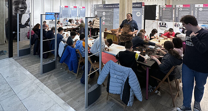 Tomás Bux imparte un taller de cerámica con niños y personas mayores dentro del programa de Entre Generaciones de la Diputación en El Mirador