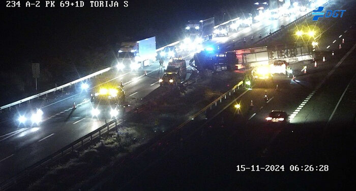 Un camión traspasa la mediana en la A-2 en Torija y causa un accidente con otro camión y dos turismos: hay tres heridos, entre ellos una menor 1 Un camión traspasa la mediana en la A-2 en Torija y causa un accidente con otro camión y dos turismos hay tres heridos, entre ellos una menor