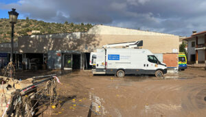 Un dispositivo de 18 personas de FCC, concesionaria del Ayuntamiento de Cuenca, se desplaza a Mira con material para ayudar en las tareas de limpieza