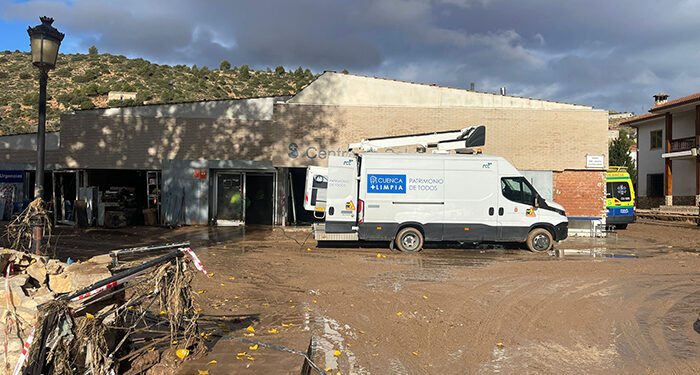 Un dispositivo de 18 personas de FCC, concesionaria del Ayuntamiento de Cuenca, se desplaza a Mira con material para ayudar en las tareas de limpieza 1 Un dispositivo de 18 personas de FCC, concesionaria del Ayuntamiento de Cuenca, se desplaza a Mira con material para ayudar en las tareas de limpieza