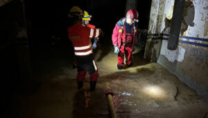 Un grupo de bomberos de la Diputación de Cuenca llevan trabajando una semana ayudando al municipio de Catarroja