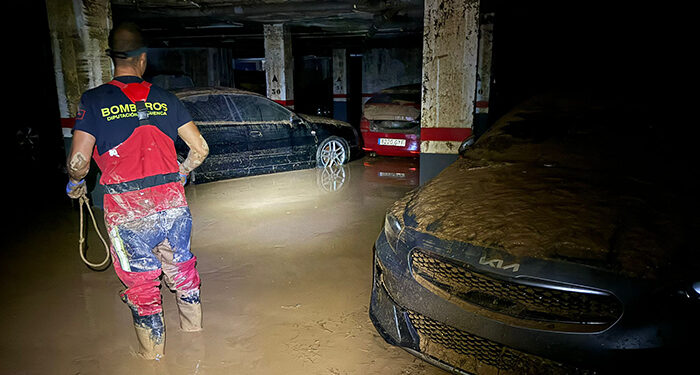 Un grupo de bomberos de la Diputación de Cuenca llevan trabajando una semana ayudando al municipio de Catarroja