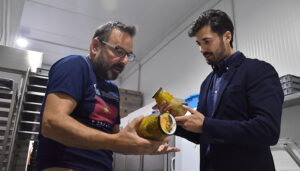 Una empresa premiada en Integra ayuda a los agricultores a transformar y envasar sus productos para venderlos directamente