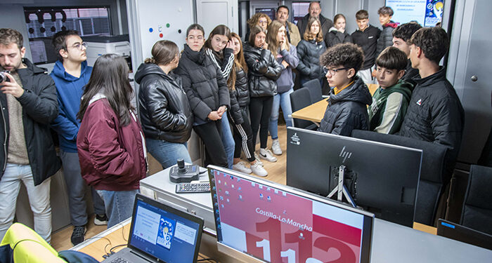 Unos 200 alumnos de Educación Primaria, Segundaria y del aula de mayores asisten a las charlas del Servicio 1-1-2 Castilla-La Mancha en Marchamalo