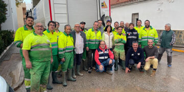 Voluntarios de FCC continúan ayudando en las labores de limpieza de calles en Mira