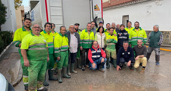Voluntarios de FCC continúan ayudando en las labores de limpieza de calles en Mira 1 Voluntarios de FCC continuan ayudando en las labores de limpieza de calles en Mira 1