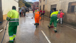 Voluntarios de FCC continúan ayudando en las labores de limpieza de calles en Mira