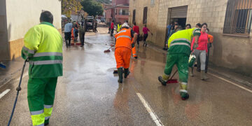 Voluntarios de FCC continúan ayudando en las labores de limpieza de calles en Mira