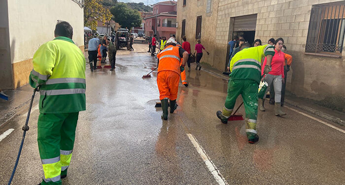 El Gobierno de España ha atendido ya a más de 70 personas para facilitar la tramitación de las ayudas de la DANA en Castilla-La Mancha 1 Voluntarios de FCC continúan ayudando en las labores de limpieza de calles en Mira
