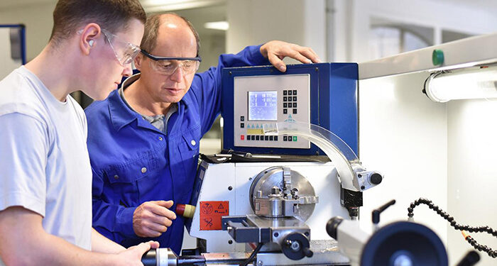 La Junta activa el programa de enlaces para la detección de necesidades formativas en las empresas en el marco del IV Plan de Formación Profesional 1 Castilla-La Mancha, primera comunidad autónoma en publicar la orden por la que la Formación Profesional pasa a ser DUAL