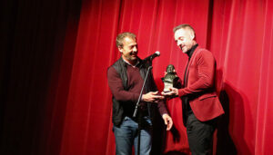David López Sandoval recoge emocionado el Premio de Teatro Ciudad de Guadalajara ‘Antonio Buero Vallejo’ por su obra ‘Aquiles’