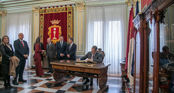 Dolz califica como “día para el recuerdo” la visita de los Reyes de España, quienes han inaugurado el nuevo Hospital y recorrido el Ayuntamiento 1 Dolz califica como “día para el recuerdo” la visita de los Reyes de España, quienes han inaugurado el nuevo Hospital y recorrido el Ayuntamiento