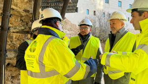 Dolz y Martínez comprueban el avance de las obras del paso peatonal bajo el Puente de la Trinidad