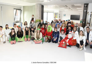 El Aula Hospitalaria ‘La Pecera’ del Hospital de Guadalajara ha acogido su tradicional Festival Navideño con teatro, música y magia para los peques ingresados
