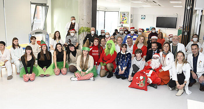 El Aula Hospitalaria ‘La Pecera’ del Hospital de Guadalajara ha acogido su tradicional Festival Navideño con teatro, música y magia para los peques ingresados