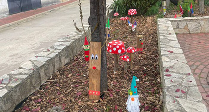 El Ayuntamiento de Gascueña recicla en la decoración navideña del municipio