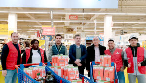 El Mirador de Cuenca dona 500 euros a Cáritas Diocesana con la recaudación de la Ruleta Solidaria de Navidad