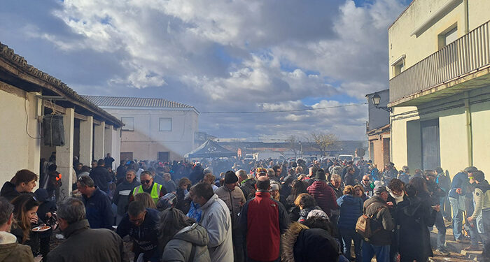 El calor de las calderas pudo con el frio y el aguanieve en la 44 edición de la fiesta de Las Migas de Jadraque