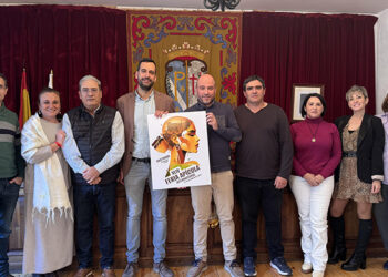 El cartel de la XLIV Feria Apícola de Pastrana es un ‘Homenaje a la mujer’ del diseñador murciano Rubén Lucas