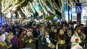 El sonido más popular de la Navidad inunda las calles de Guadalajara con la tradicional zambombada