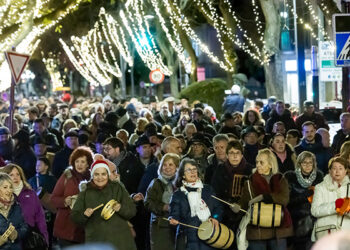 El sonido más popular de la Navidad inunda las calles de Guadalajara con la tradicional zambombada