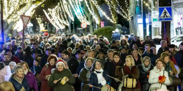 El sonido más popular de la Navidad inunda las calles de Guadalajara con la tradicional zambombada
