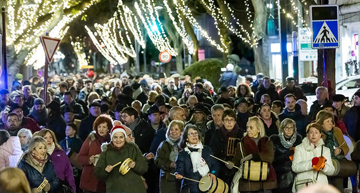 El sonido más popular de la Navidad inunda las calles de Guadalajara con la tradicional zambombada 1 El sonido más popular de la Navidad inunda las calles de Guadalajara con la tradicional zambombada