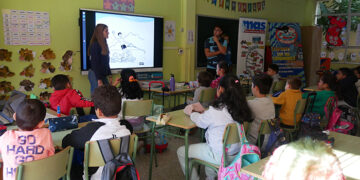 Más de 150 escolares del CEIP Alcarria participan en charlas sobre la importancia del agua y su aplicación en el deporte de salvamento acuático