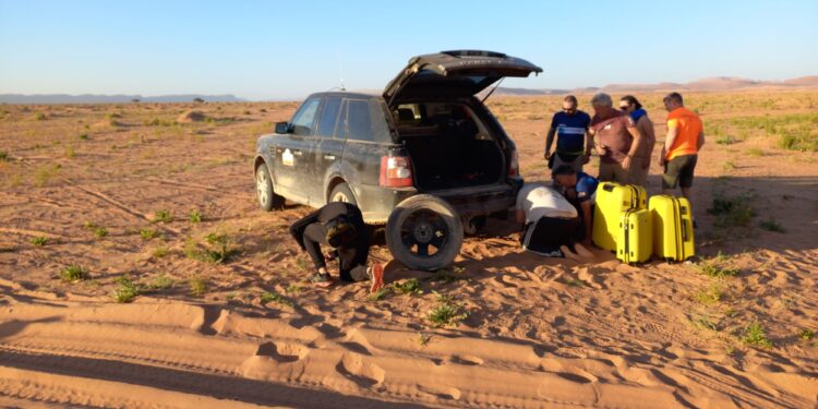 Dos conquenses en el Sáhara. Quinta jornada de incidencias y el hotel de adobe, en medio de la nada, pero con piscina