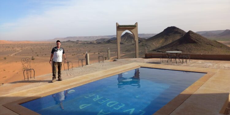 Dos conquenses en el Sáhara. Quinta jornada de incidencias y el hotel de adobe, en medio de la nada, pero con piscina