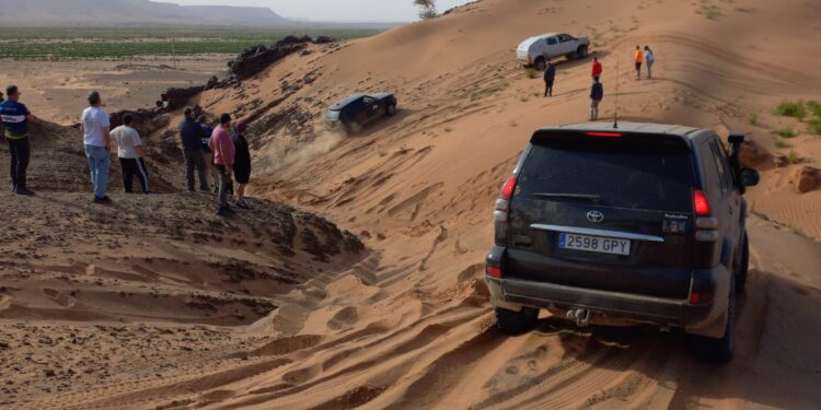 Dos conquenses en el Sáhara. Quinta jornada de incidencias y el hotel de adobe, en medio de la nada, pero con piscina