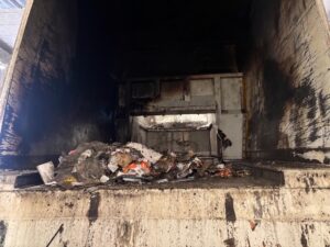Un camión de recogida de residuos de Vega del Henares se incendia por las cenizas mal apagadas depositadas en un contenedor