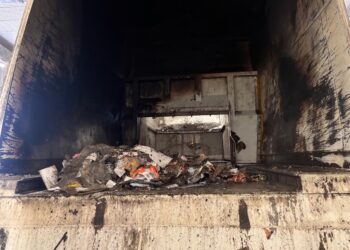 Un camión de recogida de residuos de Vega del Henares se incendia por las cenizas mal apagadas depositadas en un contenedor