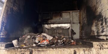 Un camión de recogida de residuos de Vega del Henares se incendia por las cenizas mal apagadas depositadas en un contenedor