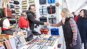 La Feria Navideña del Regalo Artesano de Guadalajara abre sus casetas en la plaza de Santo Domingo hasta el próximo 5 de enero