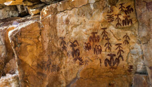 La Junta expone los avances en materia de protección, difusión y conservación del arte rupestre impulsados en Castilla-La Mancha en los últimos años