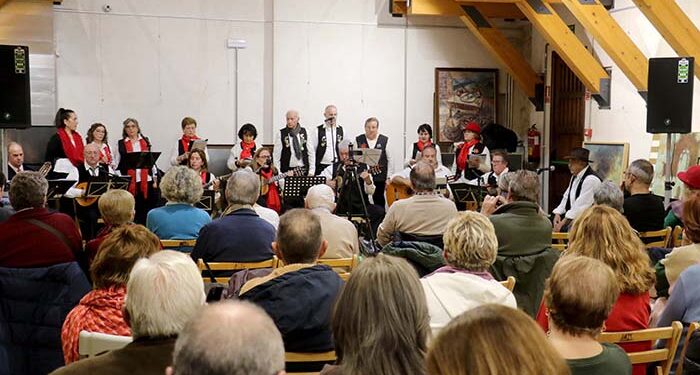 La Rondalla de Almonacid de Zorita lleva la magia de la Navidad al Espacio Cultural El Molino