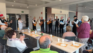 La rondalla La Rosaleda alegra con su música la mañana de pacientes y usuarios del Hospital Universitario de Guadalajara