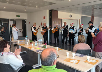 La rondalla La Rosaleda alegra con su música la mañana de pacientes y usuarios del Hospital Universitario de Guadalajara