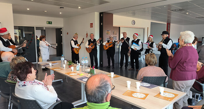 La rondalla La Rosaleda alegra con su música la mañana de pacientes y usuarios del Hospital Universitario de Guadalajara
