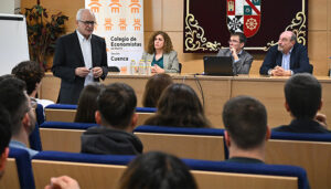 Las políticas de Trump, el crecimiento económico de España o el escaso I+D en Europa el catedrático Rafael Pampillón analiza la economía mundial en el Campus de Cuenca