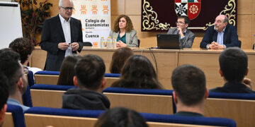 Las políticas de Trump, el crecimiento económico de España o el escaso I+D en Europa el catedrático Rafael Pampillón analiza la economía mundial en el Campus de Cuenca