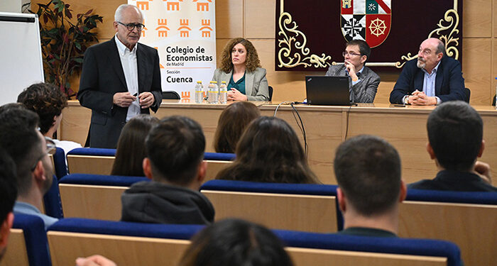 Las políticas de Trump, el crecimiento económico de España o el escaso I+D en Europa: el catedrático Rafael Pampillón analiza la economía mundial en el Campus de Cuenca 1 Las políticas de Trump, el crecimiento económico de España o el escaso I+D en Europa el catedrático Rafael Pampillón analiza la economía mundial en el Campus de Cuenca